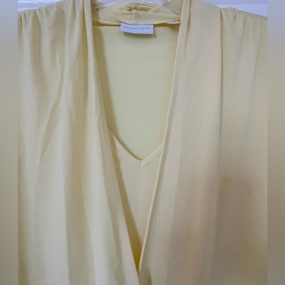 New York and Company size large yellow top - Picture 7 of 7